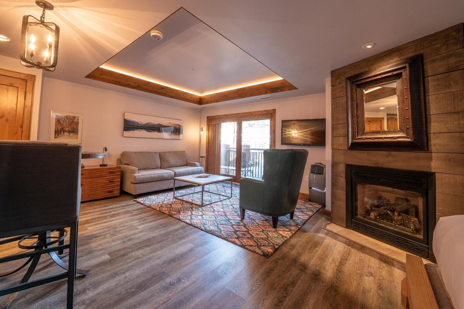 Studio Efficiency Unit with Balcony over Mountaineer Square condo photo 10