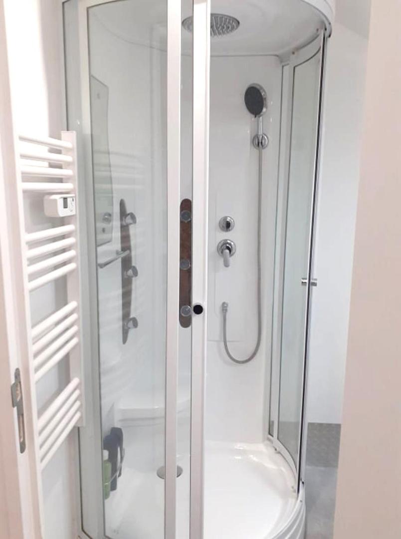 Фотография 10: 10 - Joli studio avec clim, deux lits, logement tout équipé pour 1, 2 ou 3 personnes maximum, vue sur parc arboré, parking privatif gratuit, grand fourgon possible, tout le linge de maison est fourni