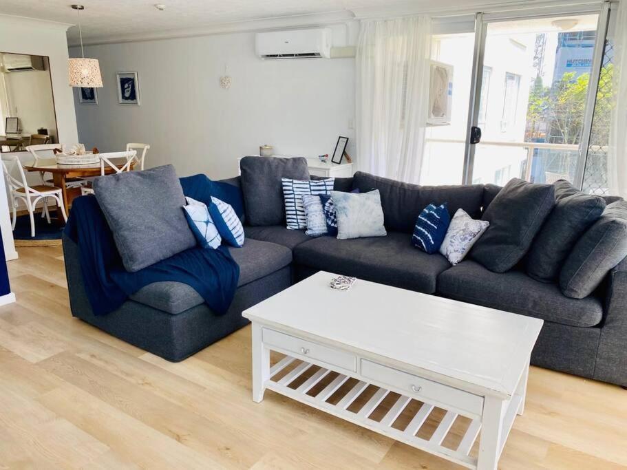 Zdjęcie 10: Beachy, Beautiful & Burleigh's Best Location!