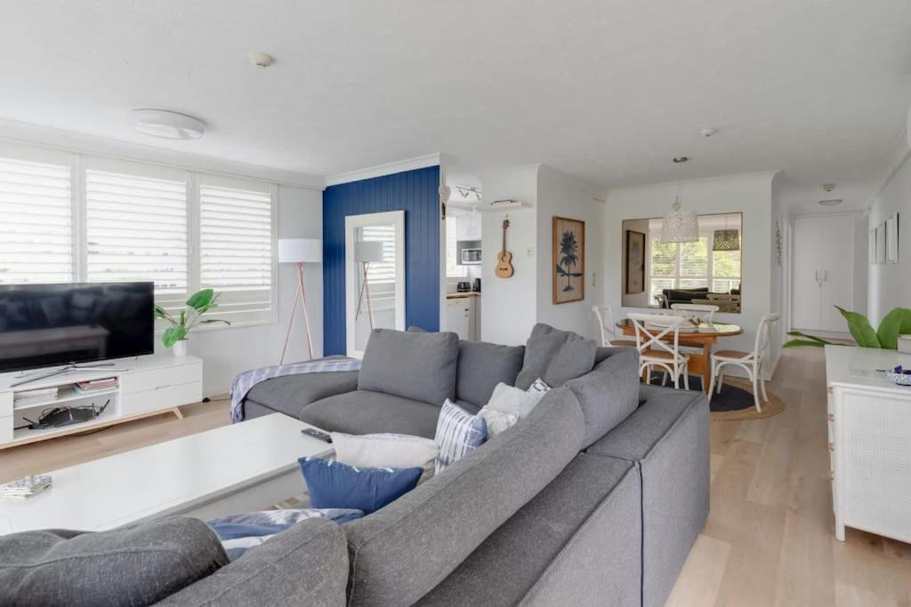 Zdjęcie 9: Beachy, Beautiful & Burleigh's Best Location!