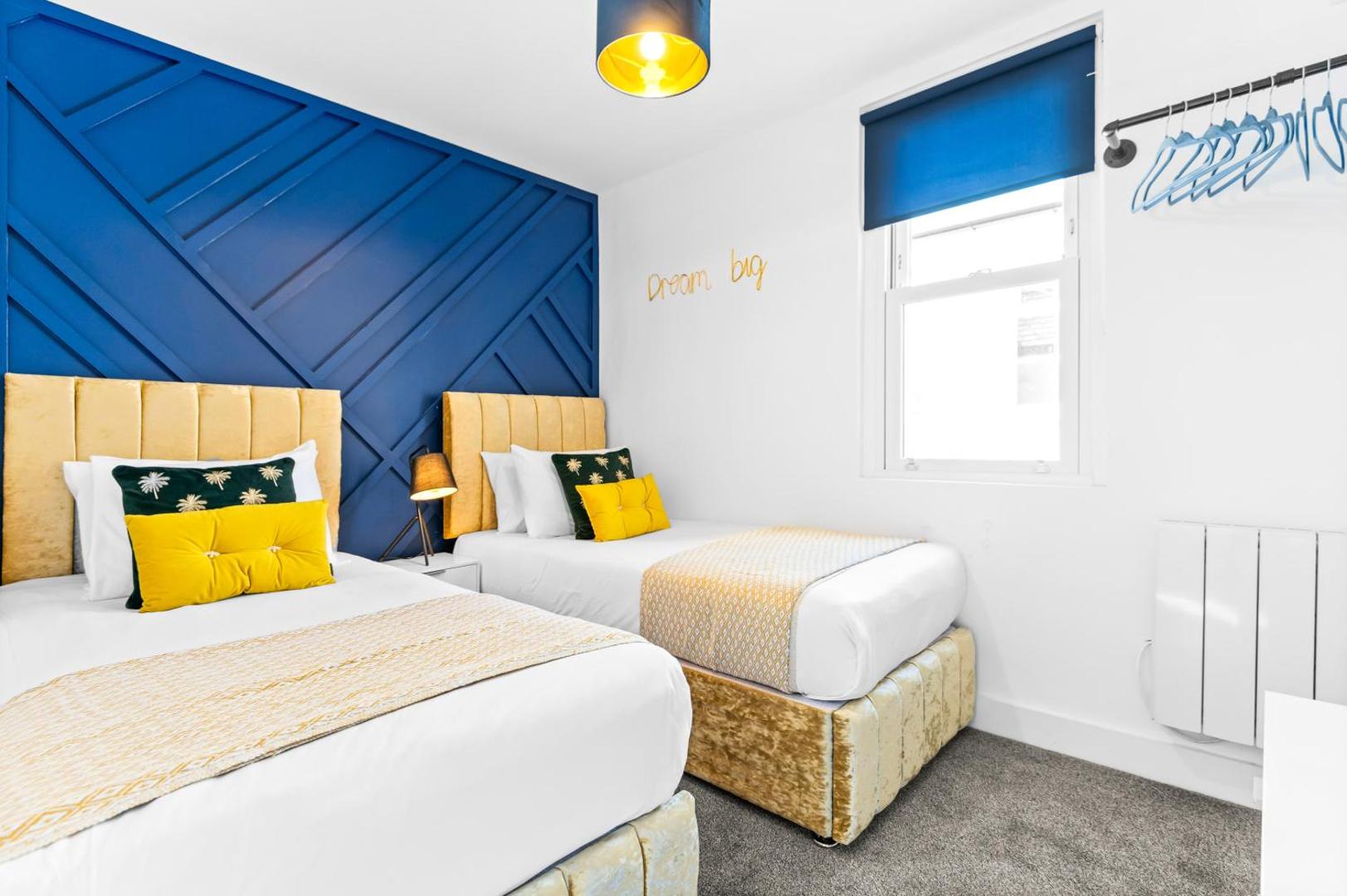 Billede 3: 2 Bed - Modern Flat - Town Centre & Parking