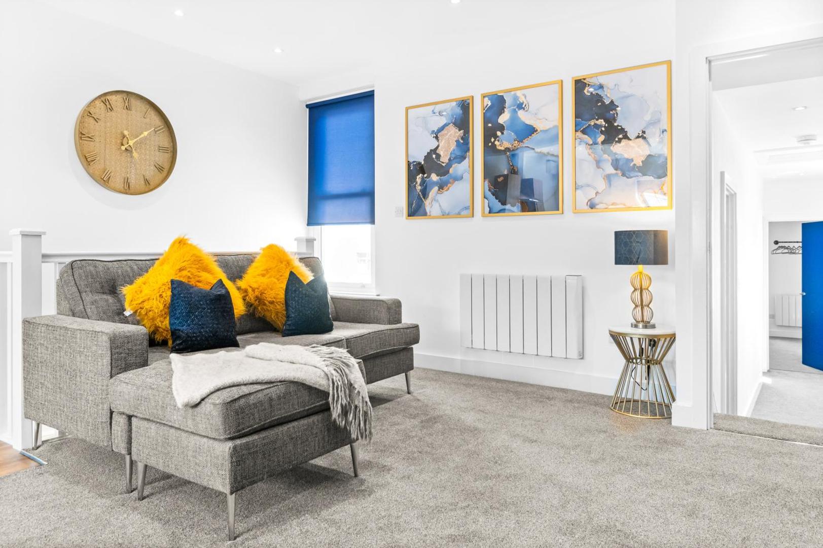 Billede 9: 2 Bed - Modern Flat - Town Centre & Parking
