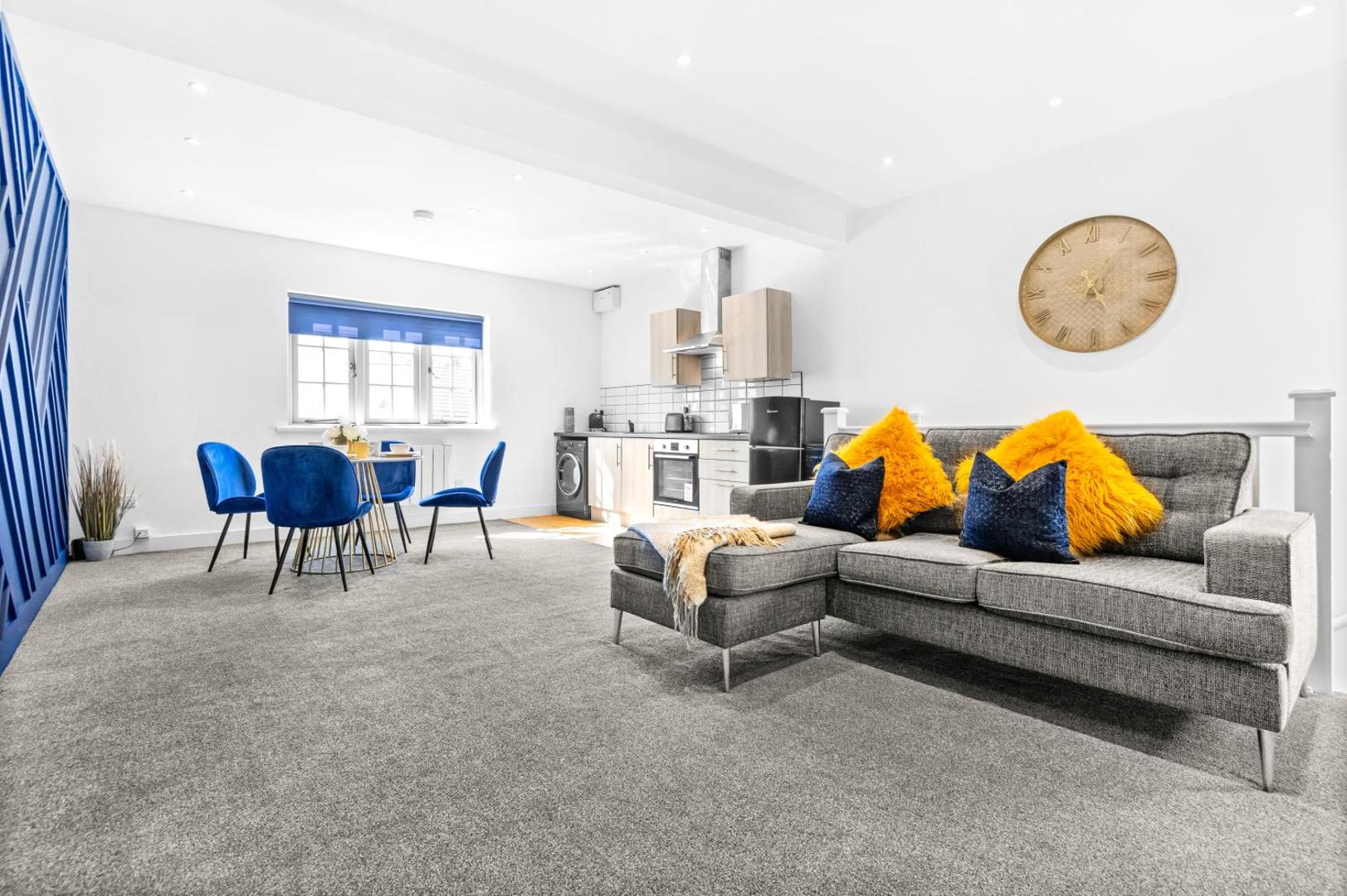 Billede 10: 2 Bed - Modern Flat - Town Centre & Parking
