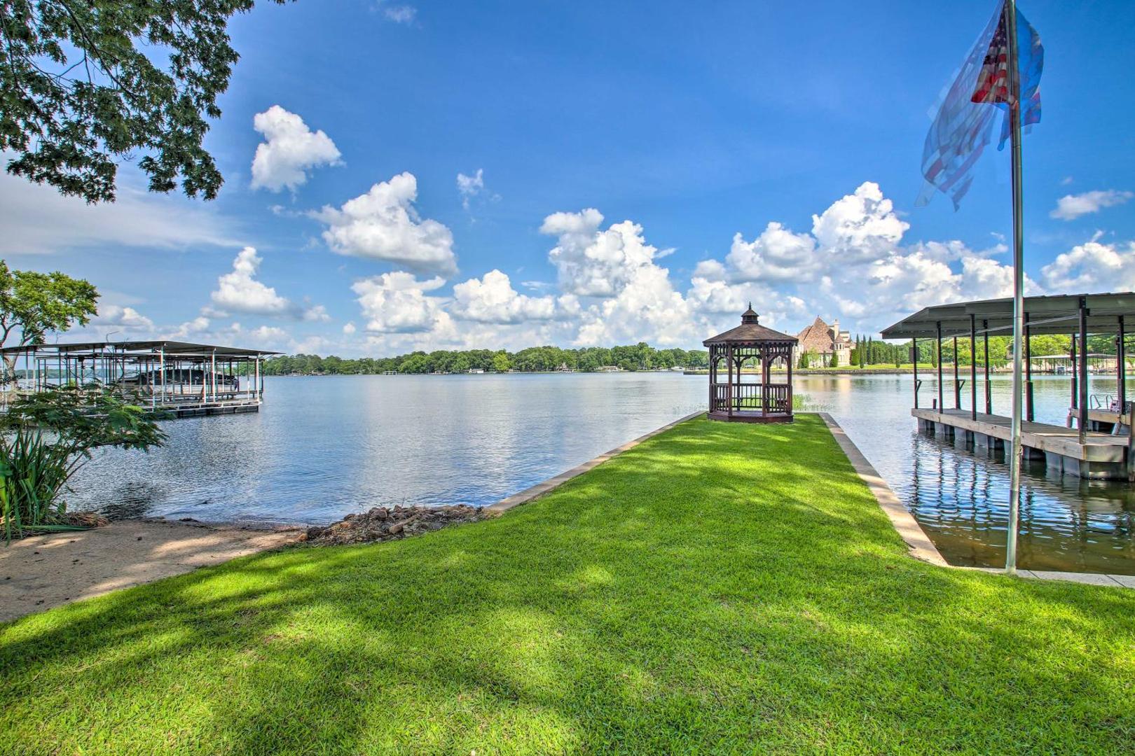 Foto 2: Deck, Boat Slip + Views: Lake Hamilton Cabin!