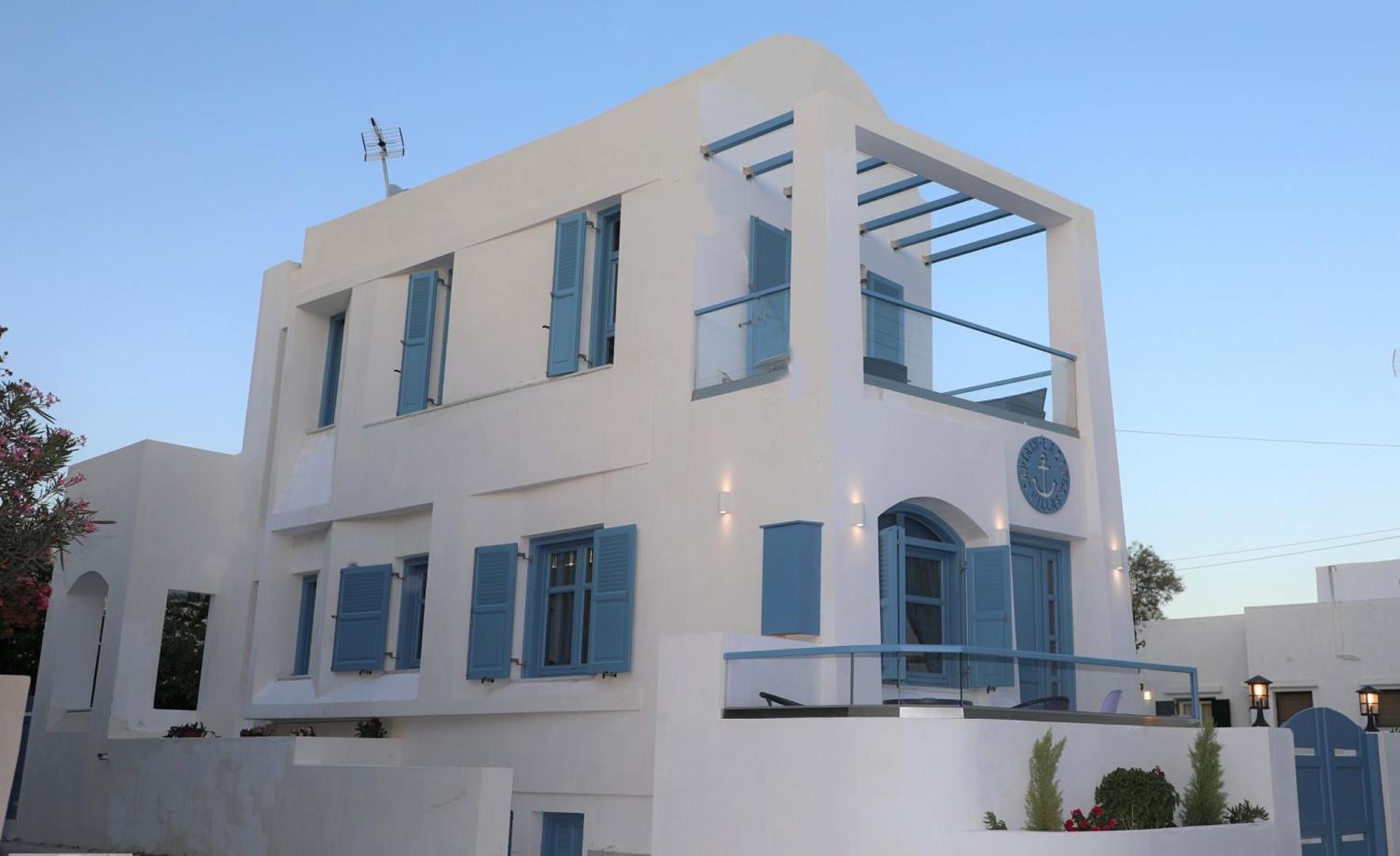 Photo 8 : Located by the sea one beachfront Private Captain Lazaros Pool Villa with loft in 750sqm spacious private plot-Jacuzzi-sunrelax-furnished terace-gazebo-private parking,sleep 3 adults and 2 children, just steps from the Black Beach-Seaview