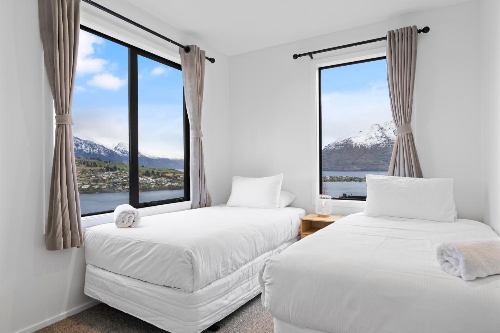 Kuva 9: Spa, Mountains & Lake