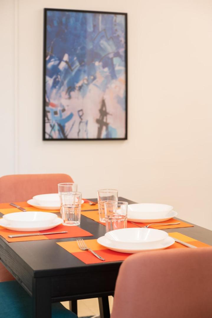 Foto 10: Distinct & Decent 2 BDR Apt Steps From Nightlife and Airport