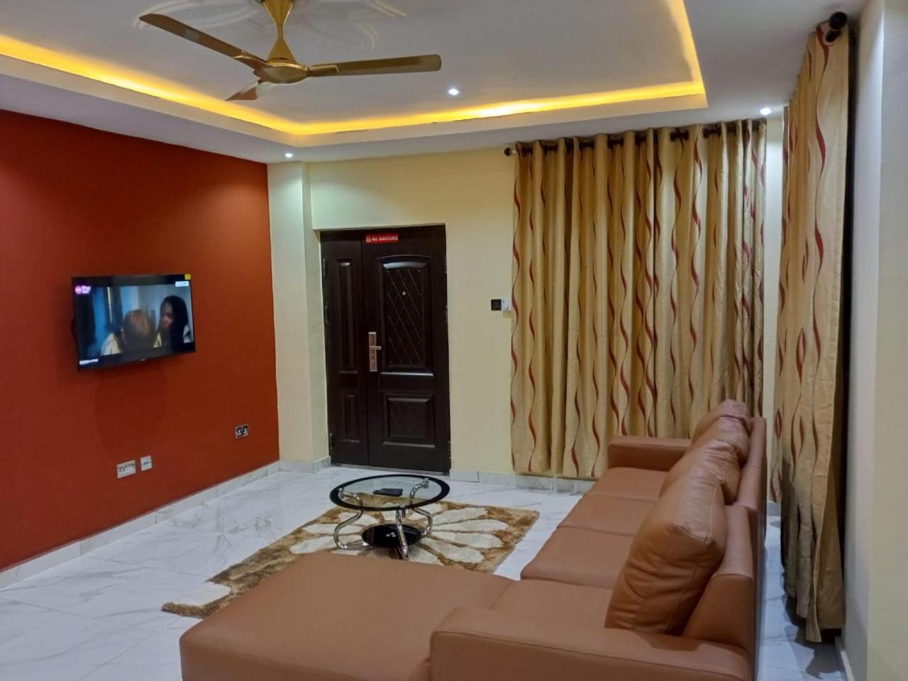Bilde 5: 3 Bed Furnished Apartment - Wifi Aircon Parking