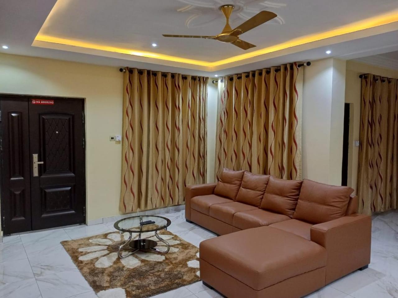 Bilde 6: 3 Bed Furnished Apartment - Wifi Aircon Parking