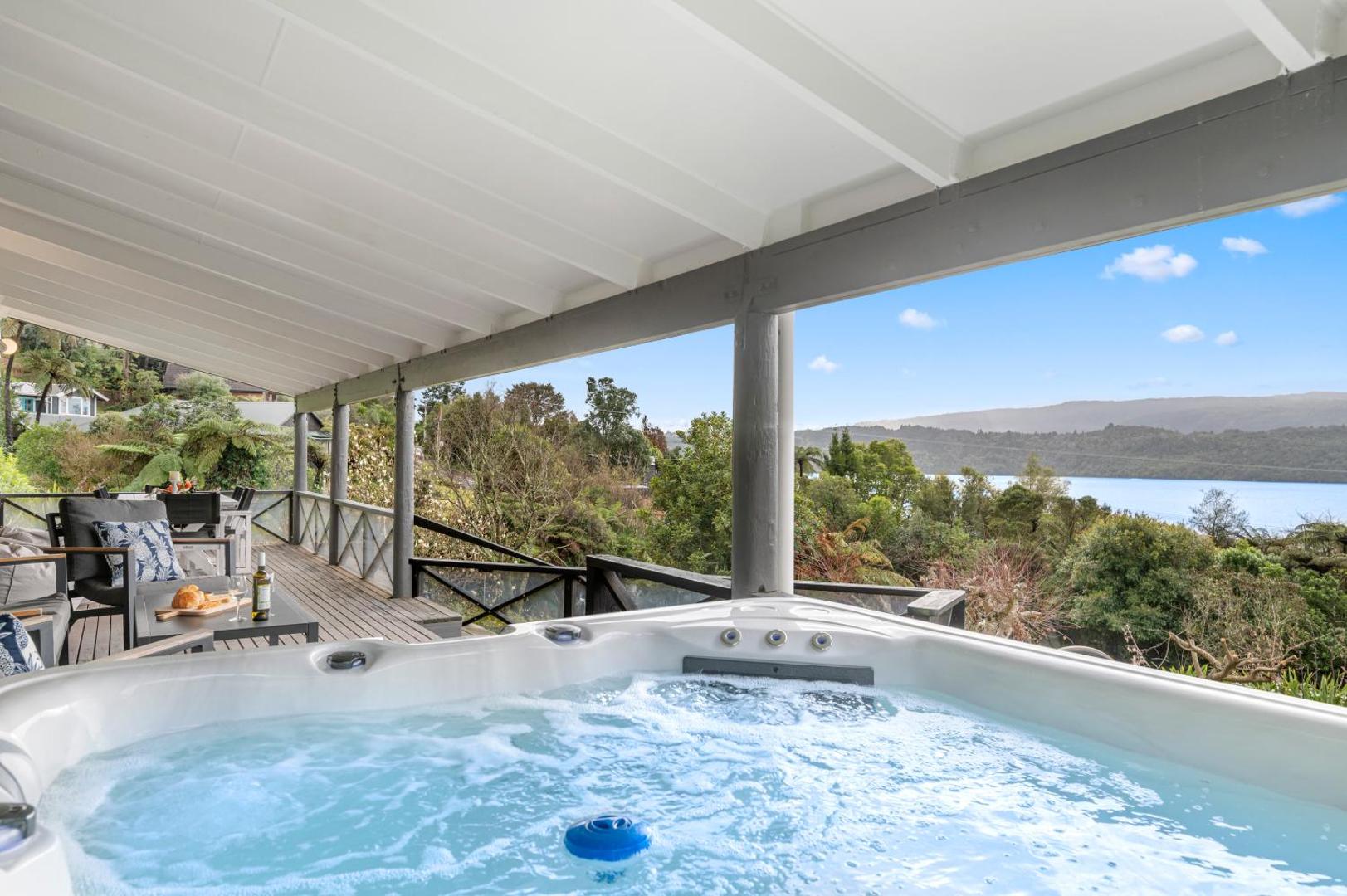 Foto 2: Splendour on Spencer - Lake Tarawera Holiday Home