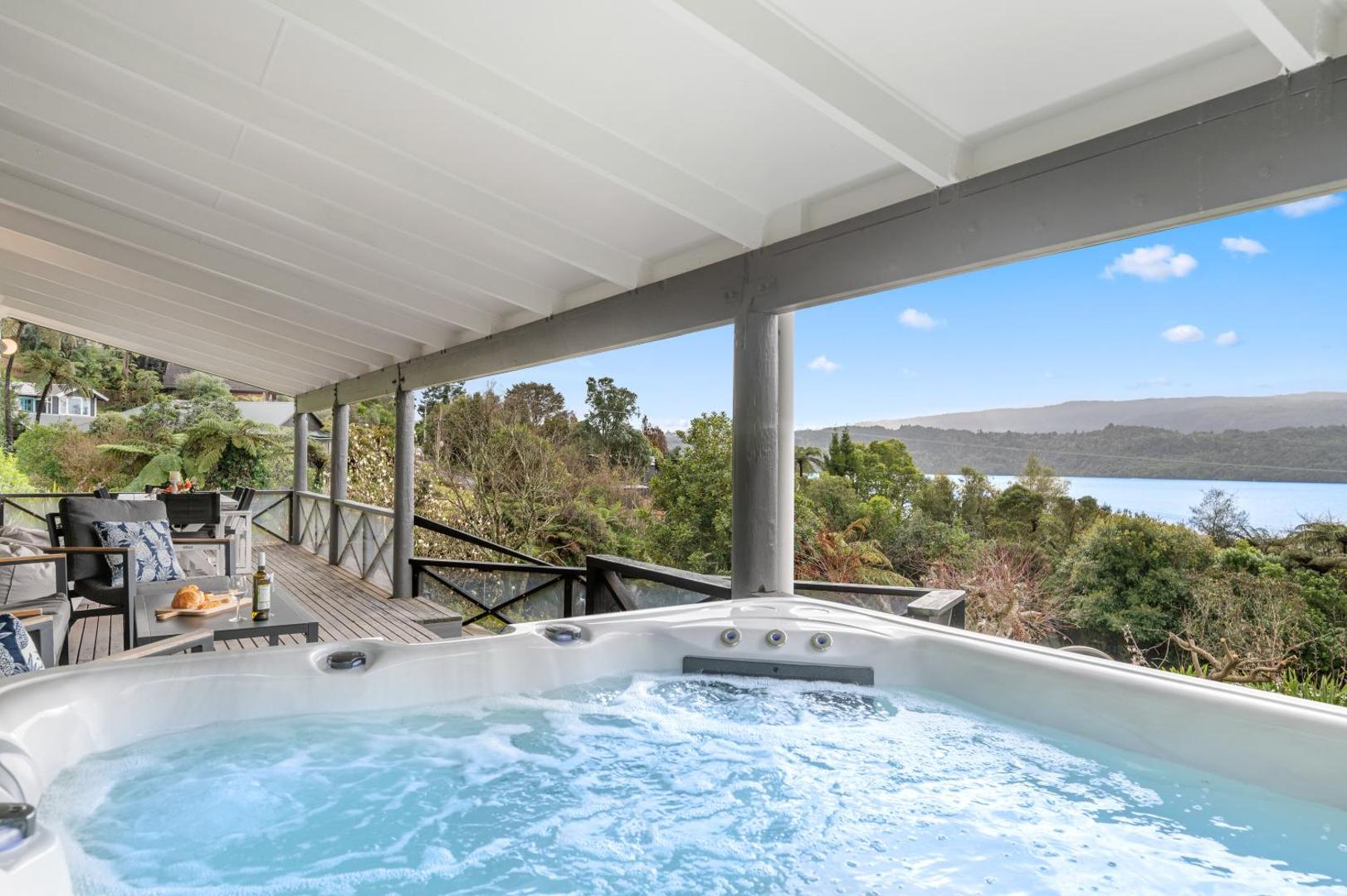 Foto 3: Splendour on Spencer - Lake Tarawera Holiday Home