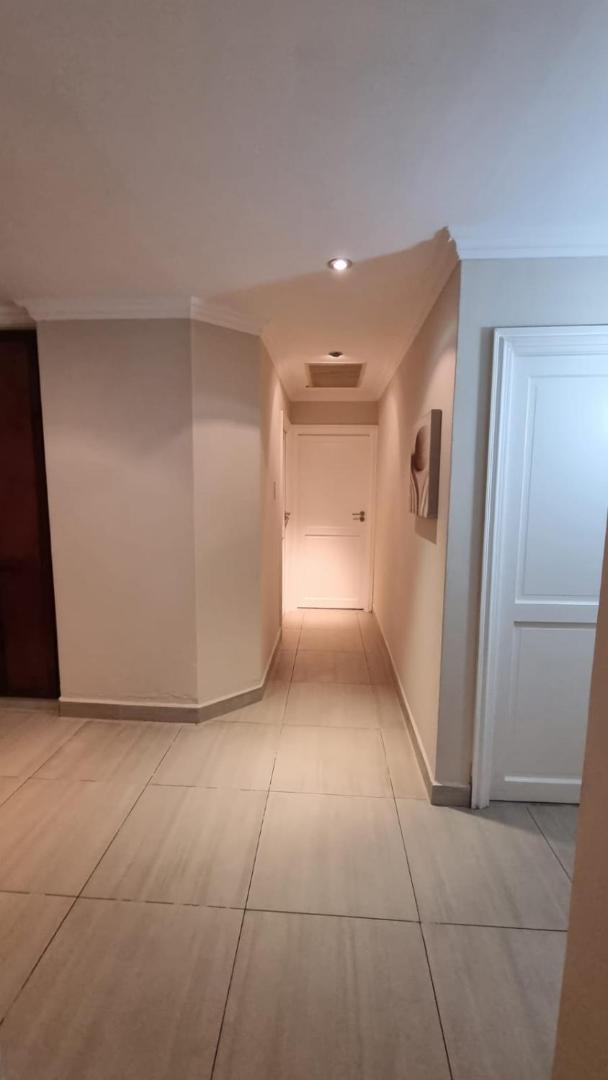 Bilde 10: Accommodation Front - Homely 6 Sleeper with Canal Views near the Beach