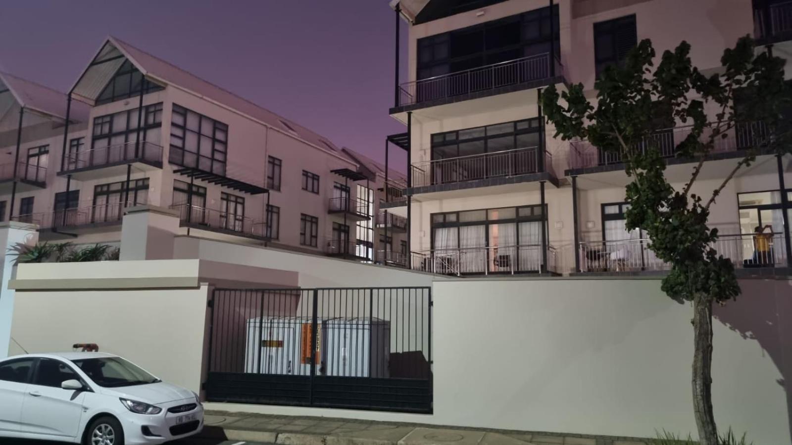 Bilde 6: Accommodation Front - Homely 6 Sleeper with Canal Views near the Beach
