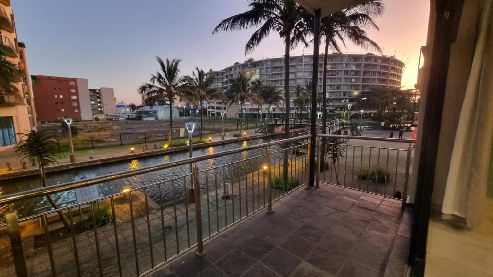 Bilde 2: Accommodation Front - Homely 6 Sleeper with Canal Views near the Beach