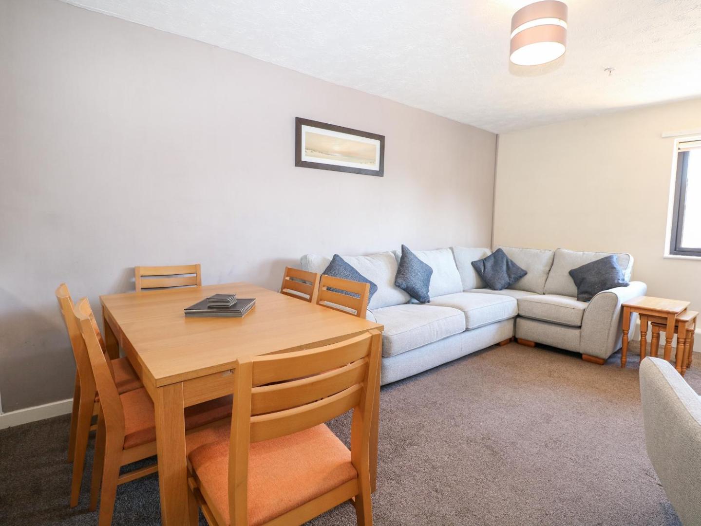 Fotografie 2: Flat 34 - Marine Court