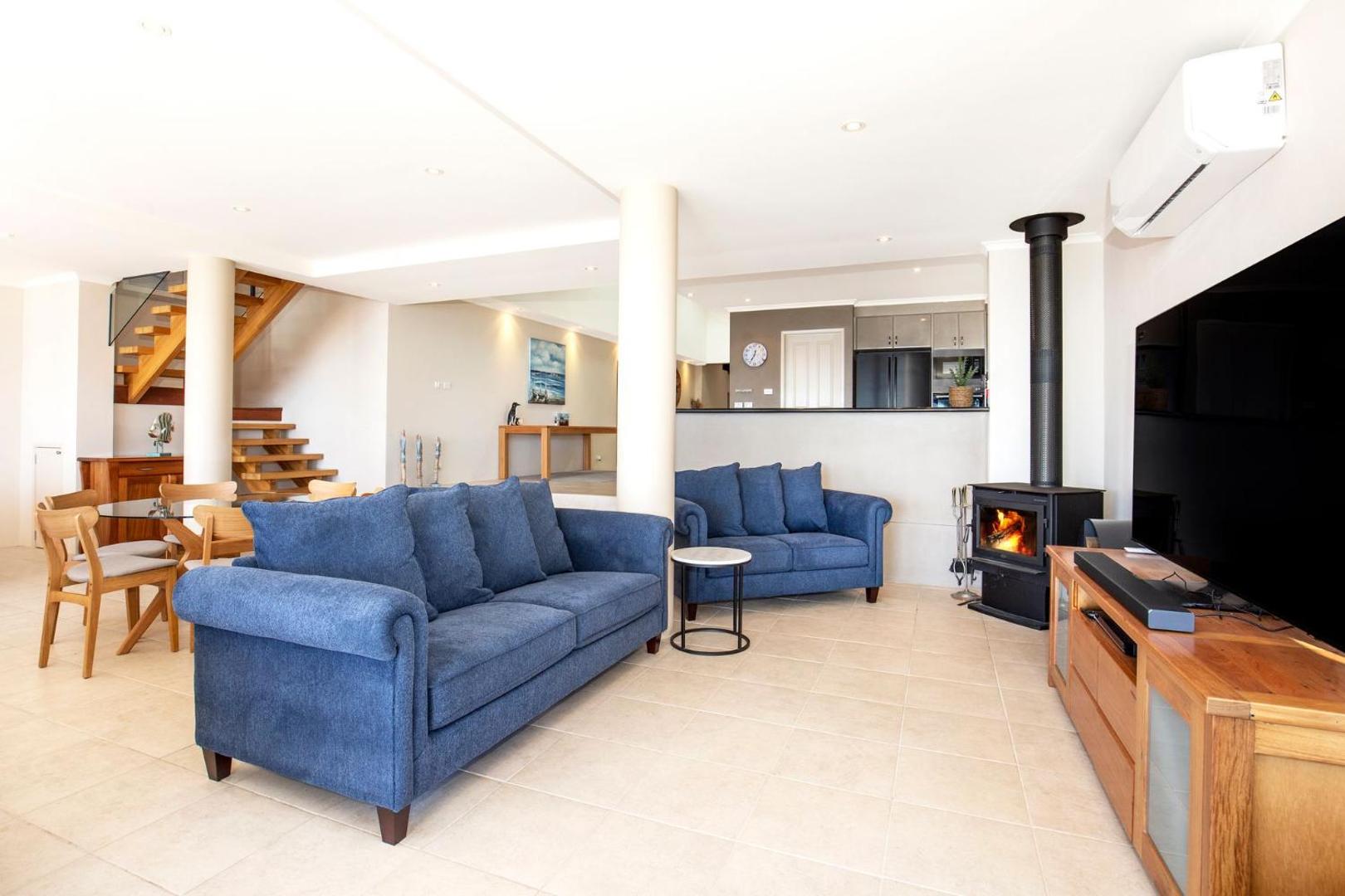Fotografie 3: Eclipse Absolute Beachfront with Stunning Views