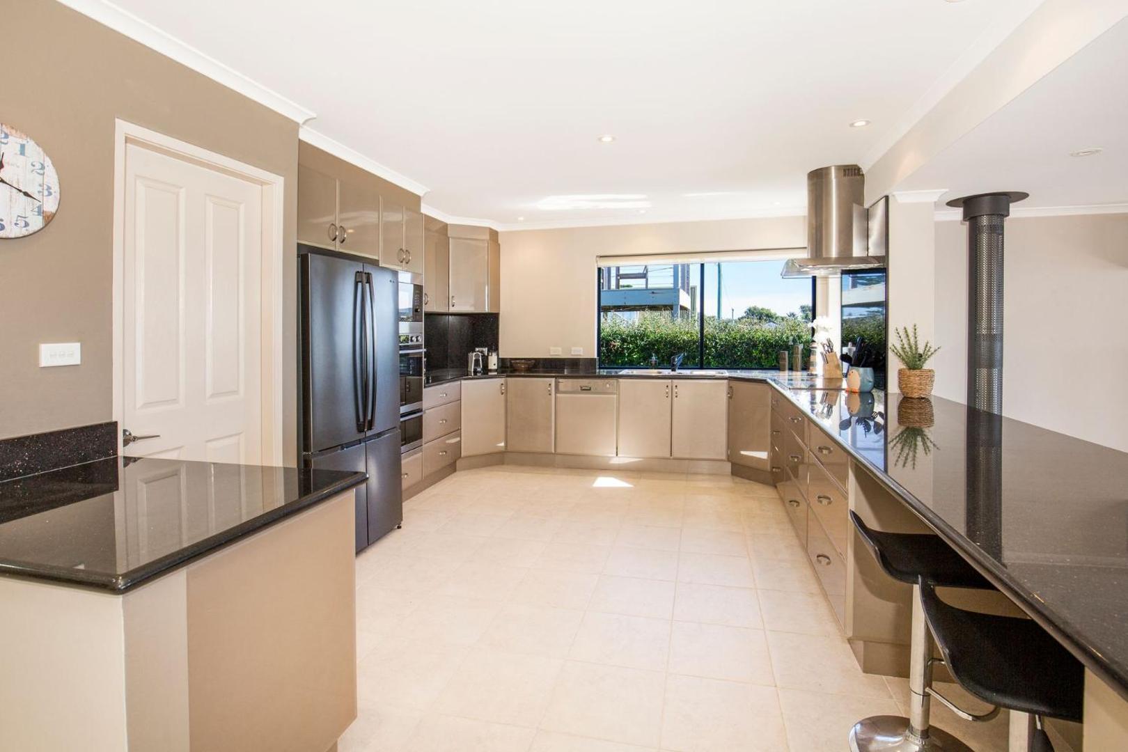 Fotografie 6: Eclipse Absolute Beachfront with Stunning Views