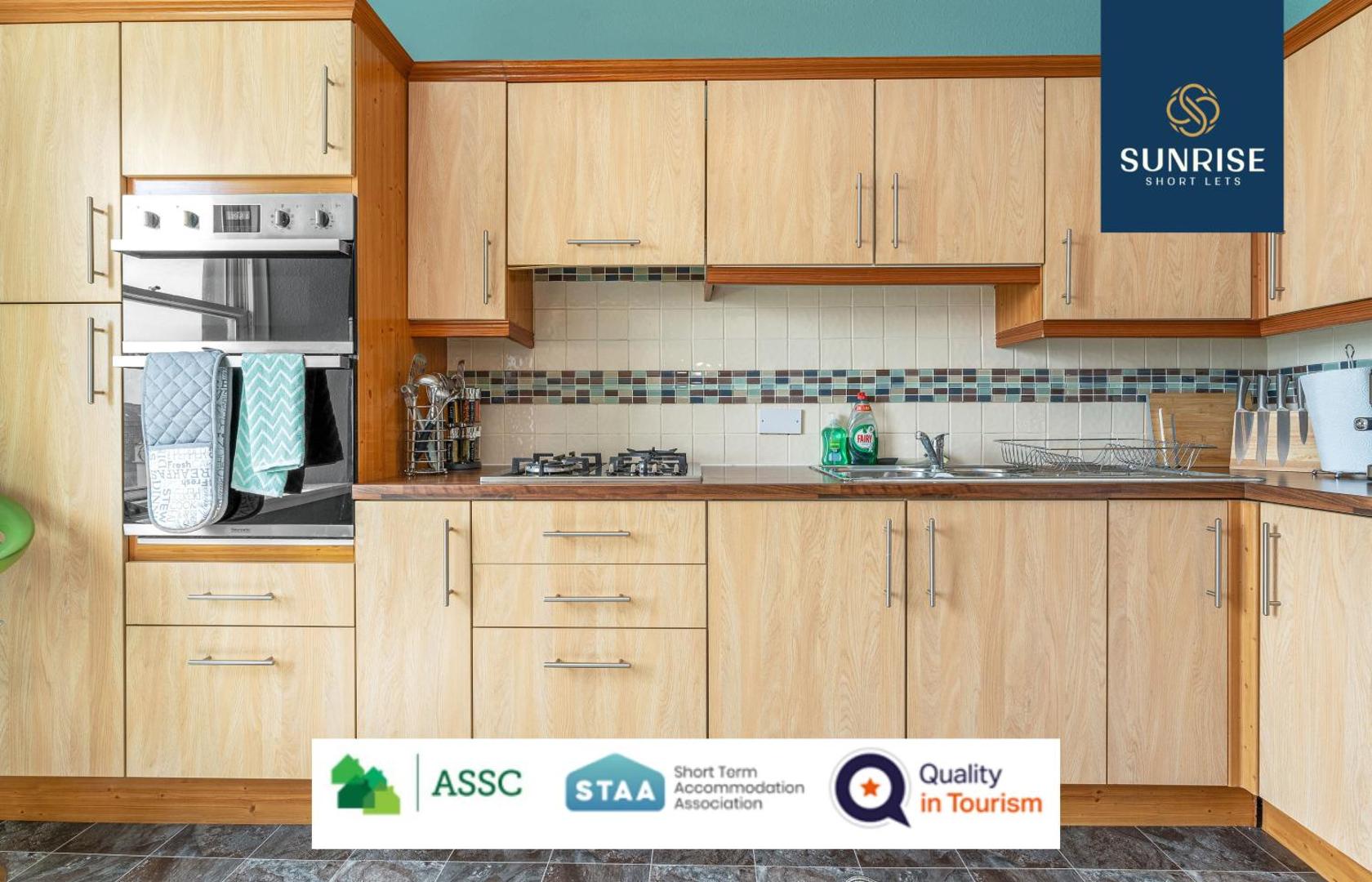 Φωτογραφία 11: DUPLEX - 5 Bed Rooms, Amazing Views, Fully Equipped, Free Parking, WiFi, FAVOURITE for Groups & Businesses, Food, Bars, Shops, Library, River Views, by SUNRISE LONG LETS and SERVICED ACCOMMODATION DUNDEE