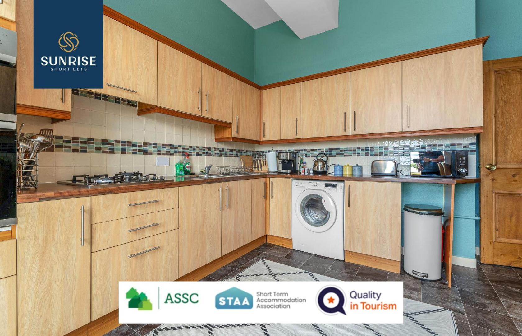 Φωτογραφία 10: DUPLEX - 5 Bed Rooms, Amazing Views, Fully Equipped, Free Parking, WiFi, FAVOURITE for Groups & Businesses, Food, Bars, Shops, Library, River Views, by SUNRISE LONG LETS and SERVICED ACCOMMODATION DUNDEE