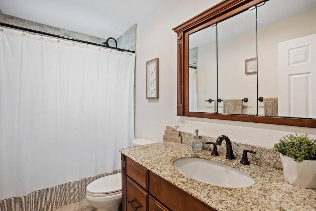 Φωτογραφία 7: Spacious & Sunny Family Gem - Heated Pool, Firepit and Game Room