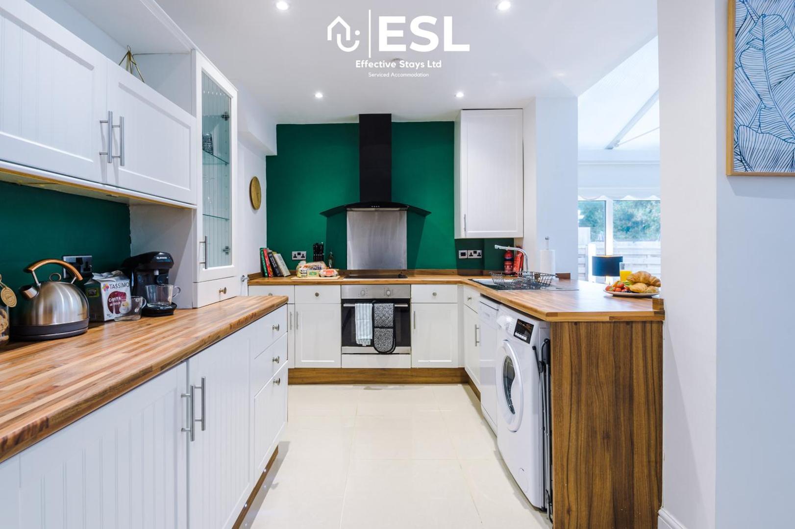 Φωτογραφία 6: Open Plan - 3 Bedroom House - Garden and Outdoor Seating - Driveway Parking - Short Drive to City Centre