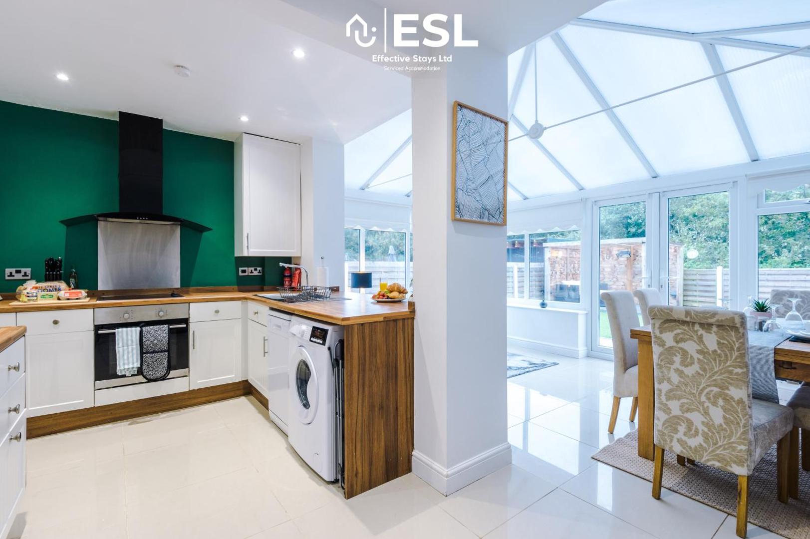 Φωτογραφία 10: Open Plan - 3 Bedroom House - Garden and Outdoor Seating - Driveway Parking - Short Drive to City Centre