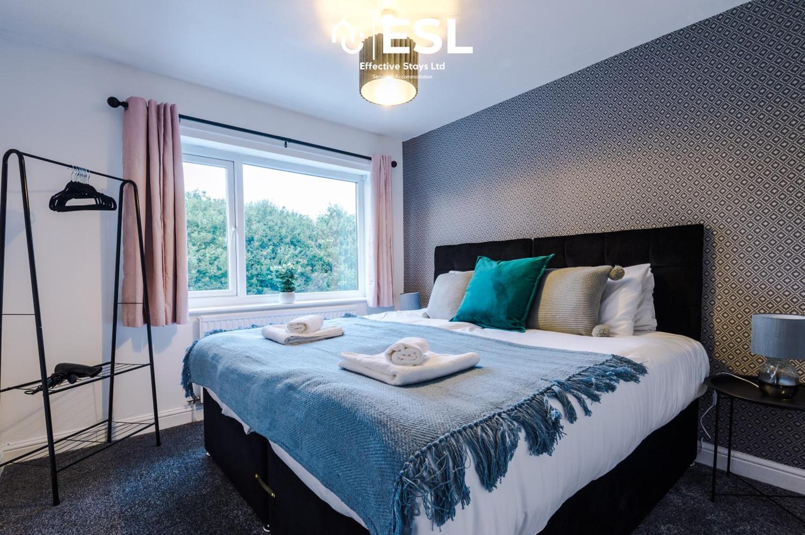 Φωτογραφία 2: Open Plan - 3 Bedroom House - Garden and Outdoor Seating - Driveway Parking - Short Drive to City Centre