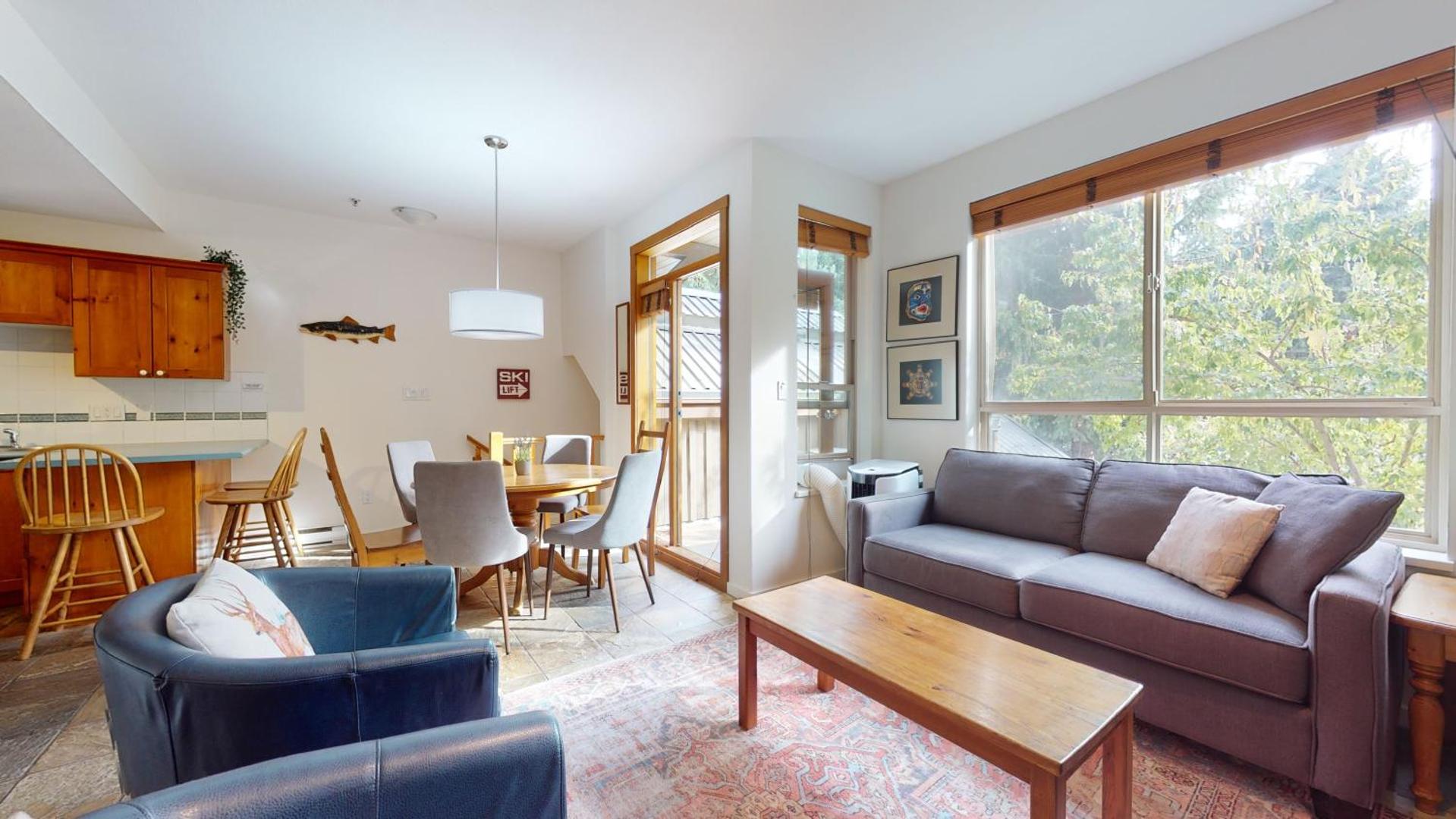 Bilde 2: 2BR in Symphony close to Whistler Village with Complex Hot Tub and Gas Fireplace