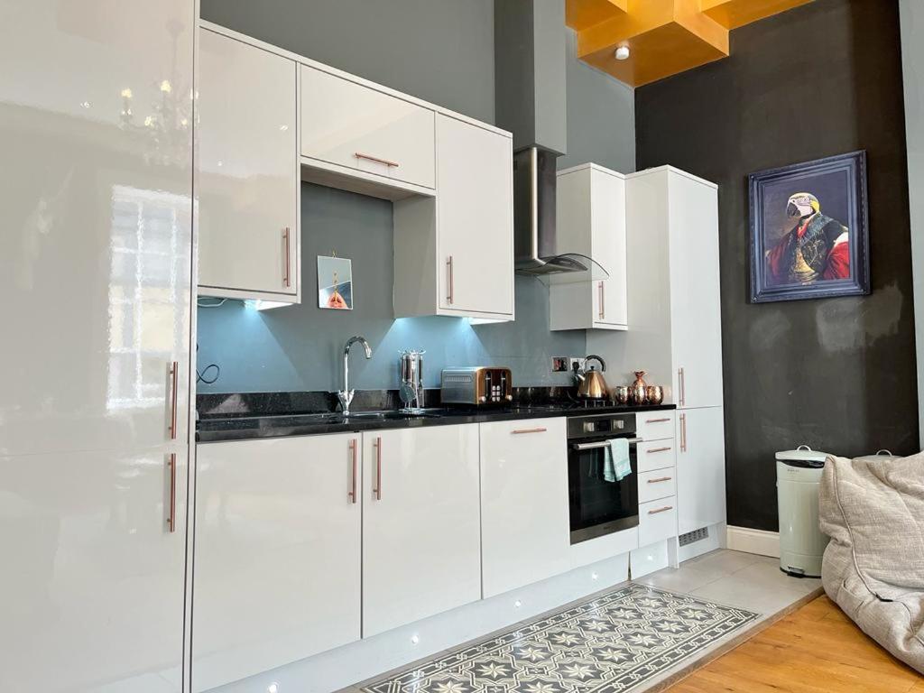 Unique & Luxurious 2 Bedroom City Centre Apartment photo 9