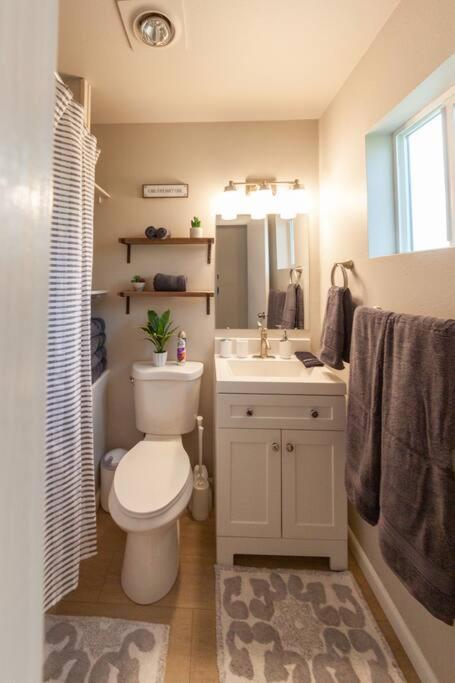 Billede 10: Cozy Duplex Unit - Beautiful Lake Views!
