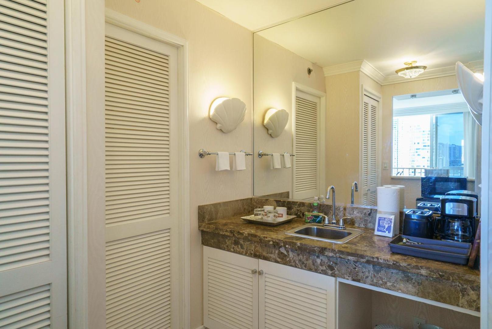Studio Unit at the Royal Garden, in Waikiki ワイキキ・ロイヤルガーデンの写真6