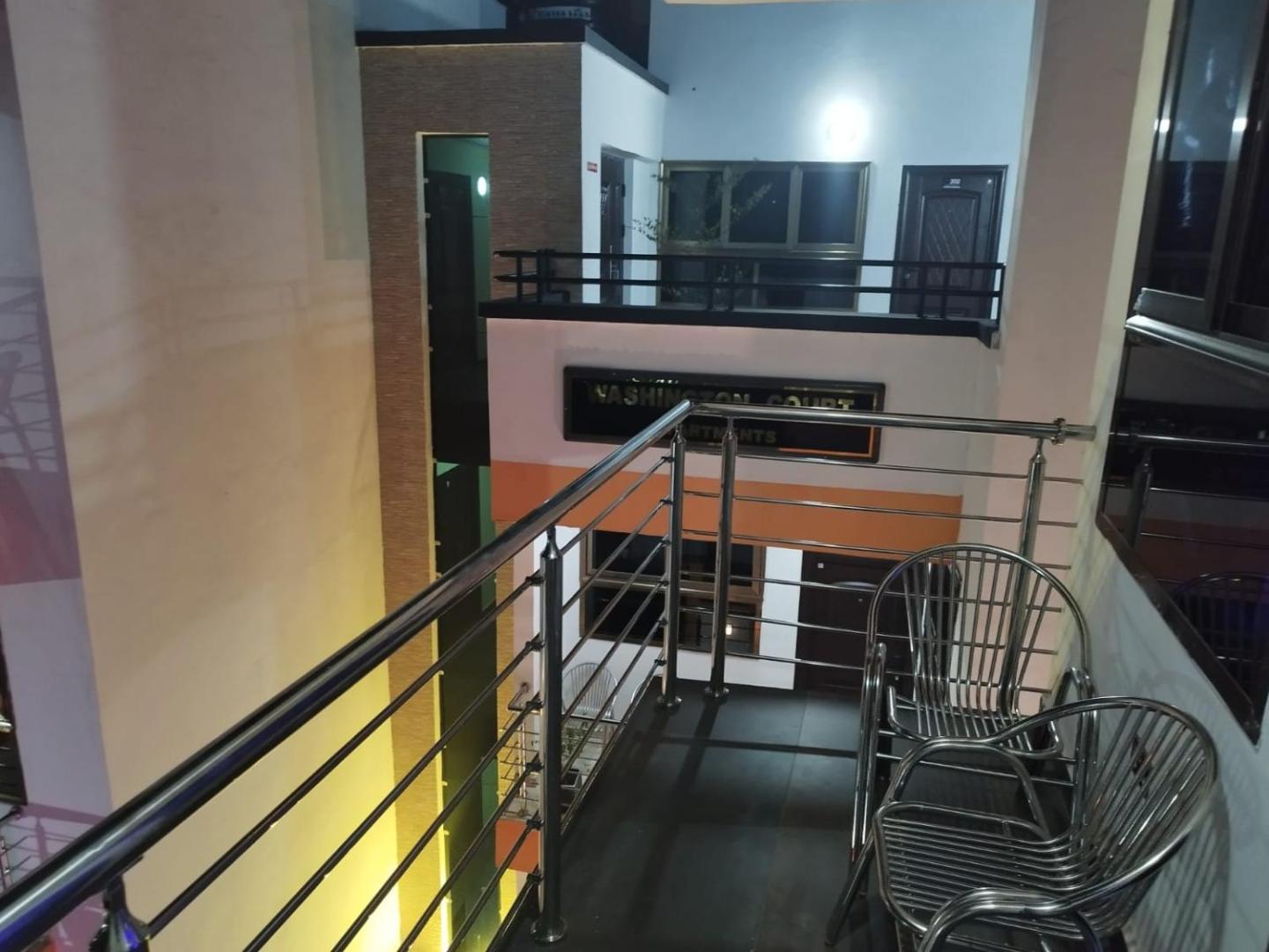 Bilde 8: 3 Bed Furnished Apartment - Wifi Aircon Parking