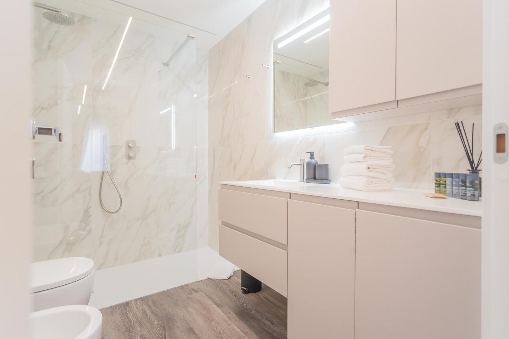 Zdjęcie 4: Modern & Stylish Apartment in Como City by Rent All Como
