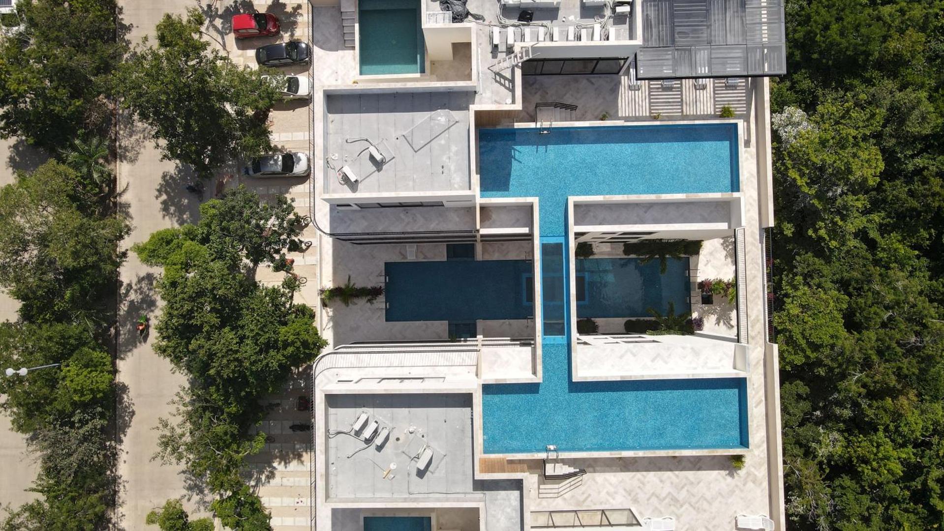 Фотография 2: 2BR with Fast WiFi FREE BIKES, Rooftop, Pool, and Gym