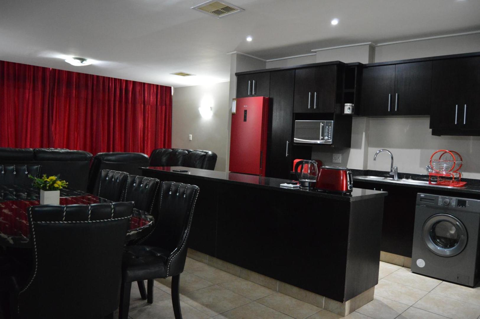 Photo 2 : Accommodation Front - Deluxe 6 Sleeper with Rooftop Pool
