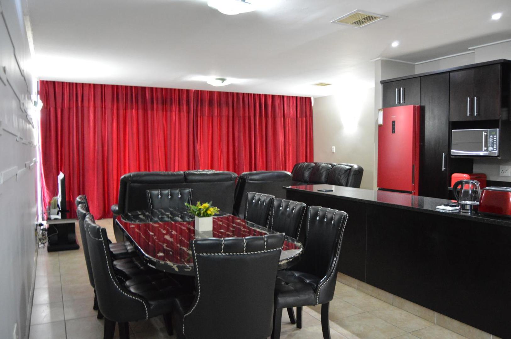 Photo 9 : Accommodation Front - Deluxe 6 Sleeper with Rooftop Pool