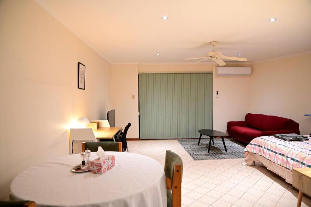 Bilde 9: Spacious studio in AliceSprings QueenBed+KSAirbed