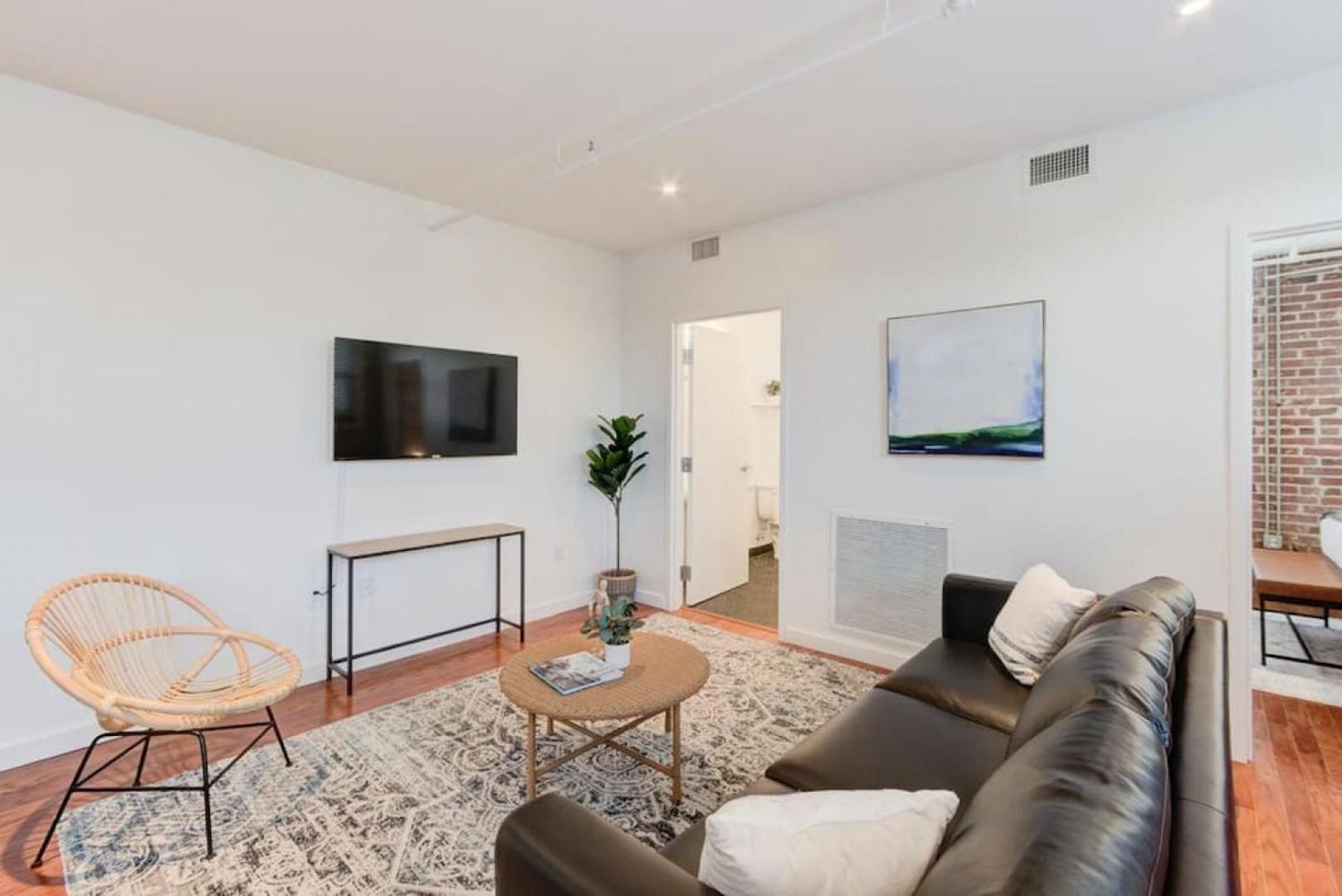 Billede 6: Modern in Historic Shell in the Heart of Downtown!