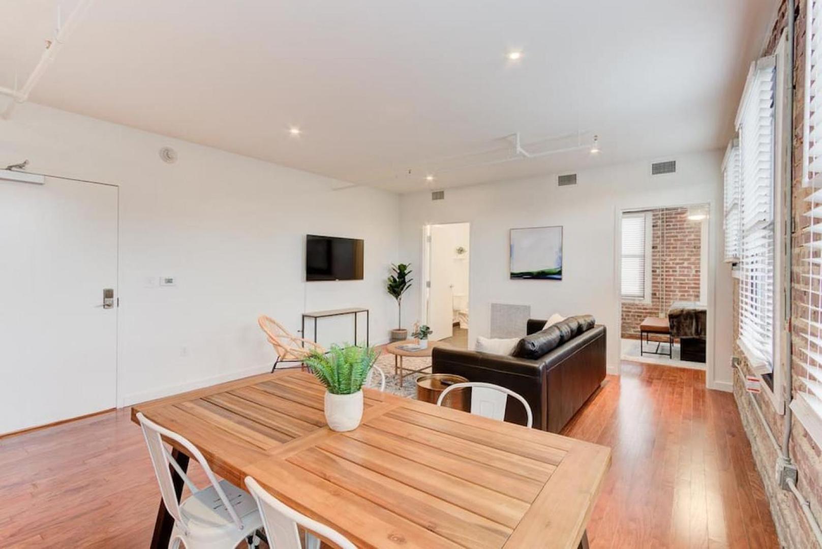 Billede 7: Modern in Historic Shell in the Heart of Downtown!
