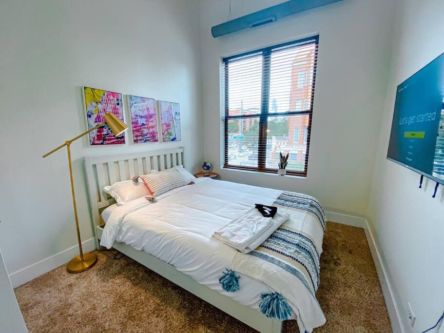 Foto 4: Chic & Central 420-Friendly 3BR Oasis with Optional Parking Near UIC, Roosevelt Station & Chicago's Top Attractions