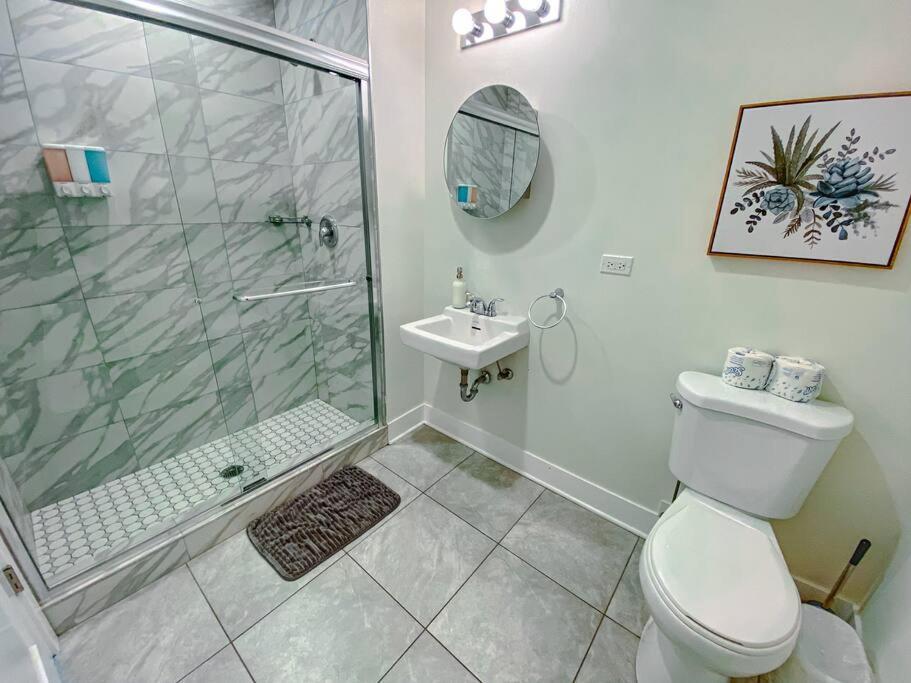 Foto 10: Chic & Central 420-Friendly 3BR Oasis with Optional Parking Near UIC, Roosevelt Station & Chicago's Top Attractions