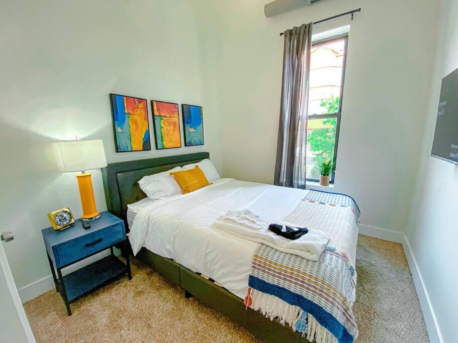 Foto 5: Chic & Central 420-Friendly 3BR Oasis with Optional Parking Near UIC, Roosevelt Station & Chicago's Top Attractions