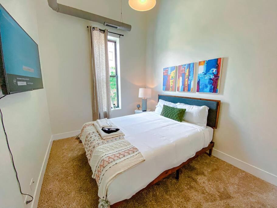 Foto 7: Chic & Central 420-Friendly 3BR Oasis with Optional Parking Near UIC, Roosevelt Station & Chicago's Top Attractions
