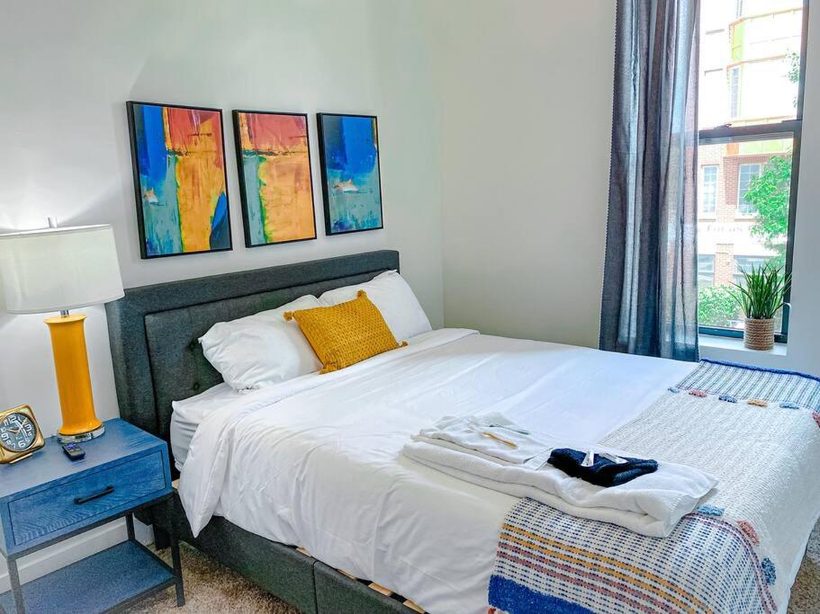 Foto 8: Chic & Central 420-Friendly 3BR Oasis with Optional Parking Near UIC, Roosevelt Station & Chicago's Top Attractions