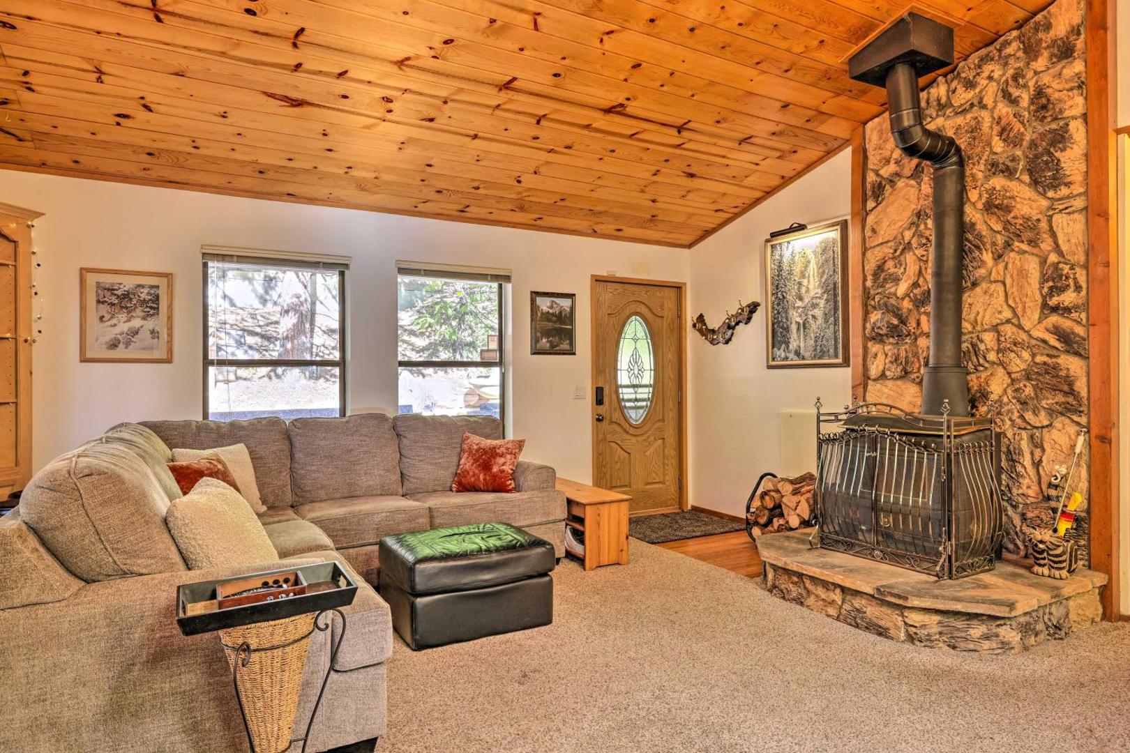 Foto 5: Deck with Forest Views Quiet Twain Harte Cabin!