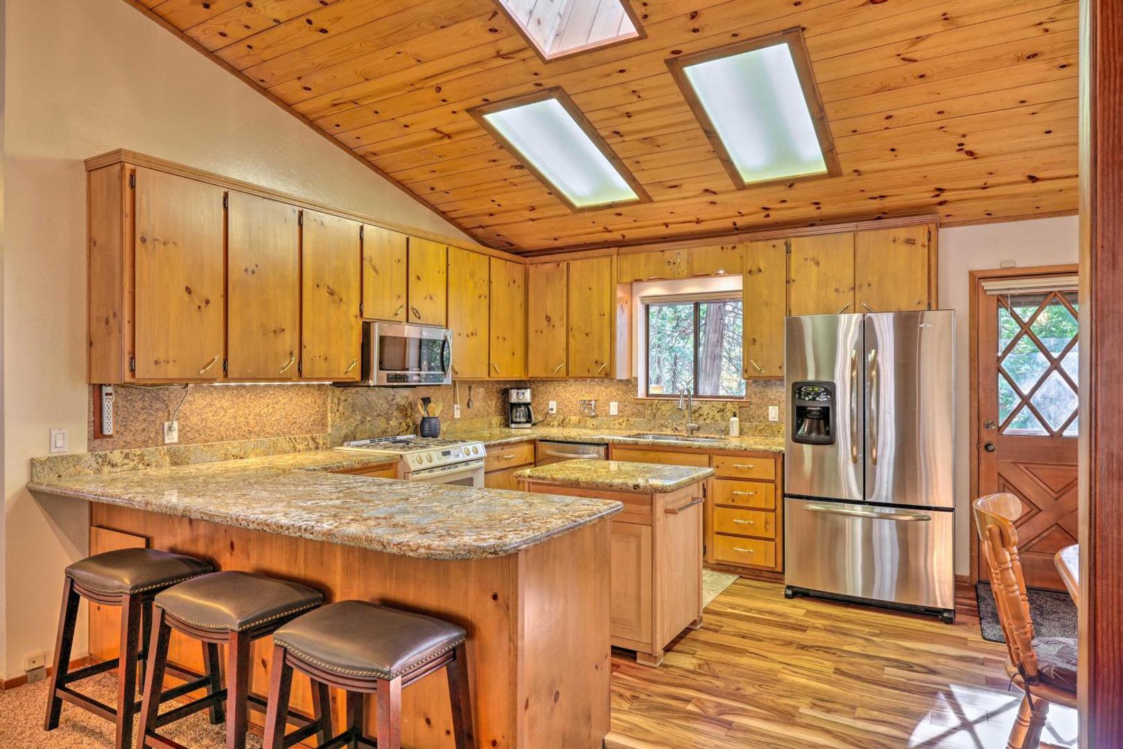 Foto 8: Deck with Forest Views Quiet Twain Harte Cabin!