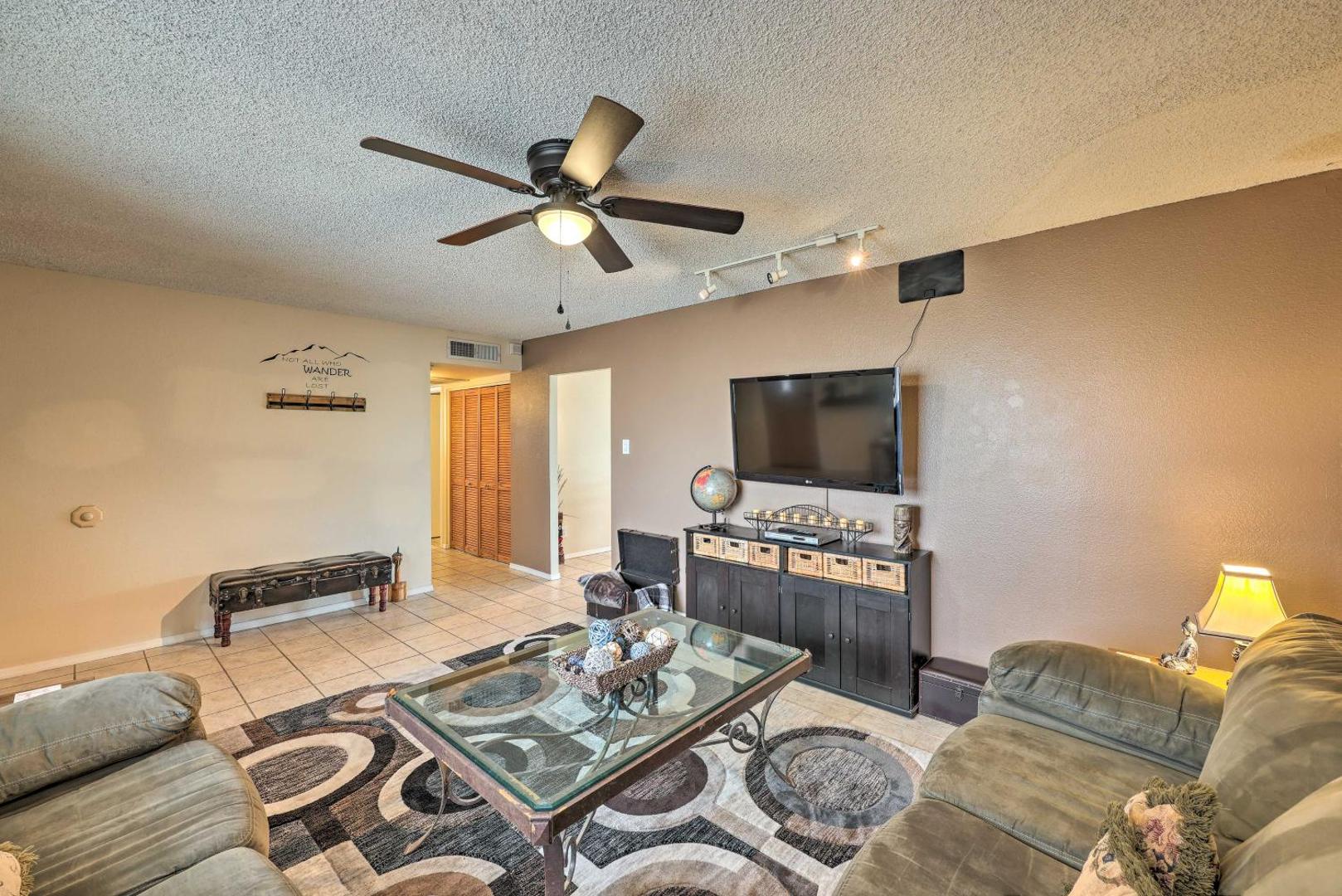 Billede 4: Poolside Oasis in Glendale with Desert Surroundings!