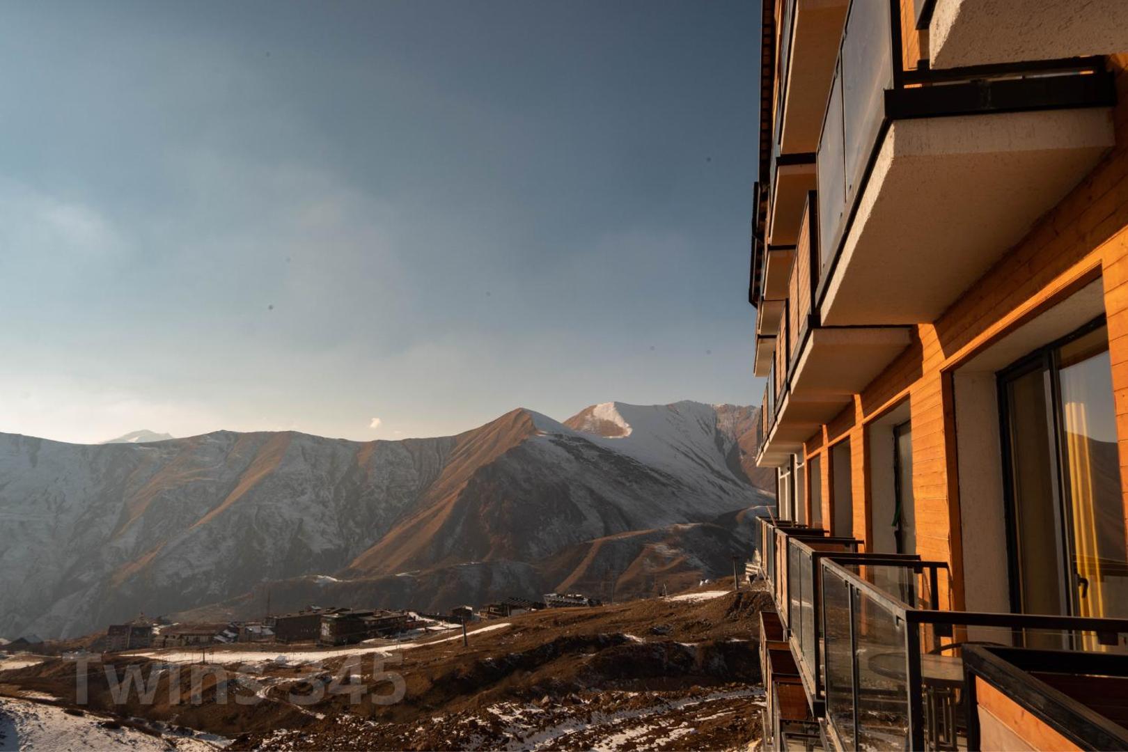 Foto 2: Valley & Mountain View, Twins, with Hot Water