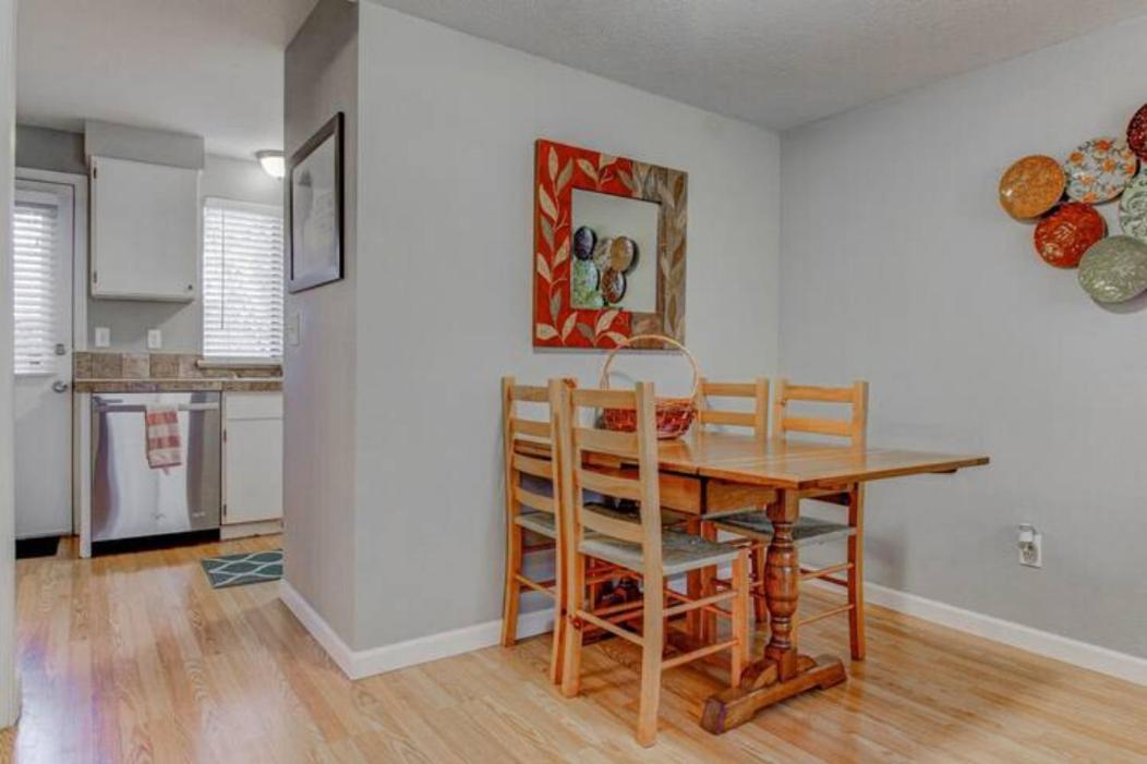 Luxe on Penn Family Friendly, Toddler amenities, baby proof with baby gate, toys, bath toys, cups and plates, Separate Workstation with Desk and Monitor, located in desirable SE Boise next to the Greenbelt and Boise River photo 7