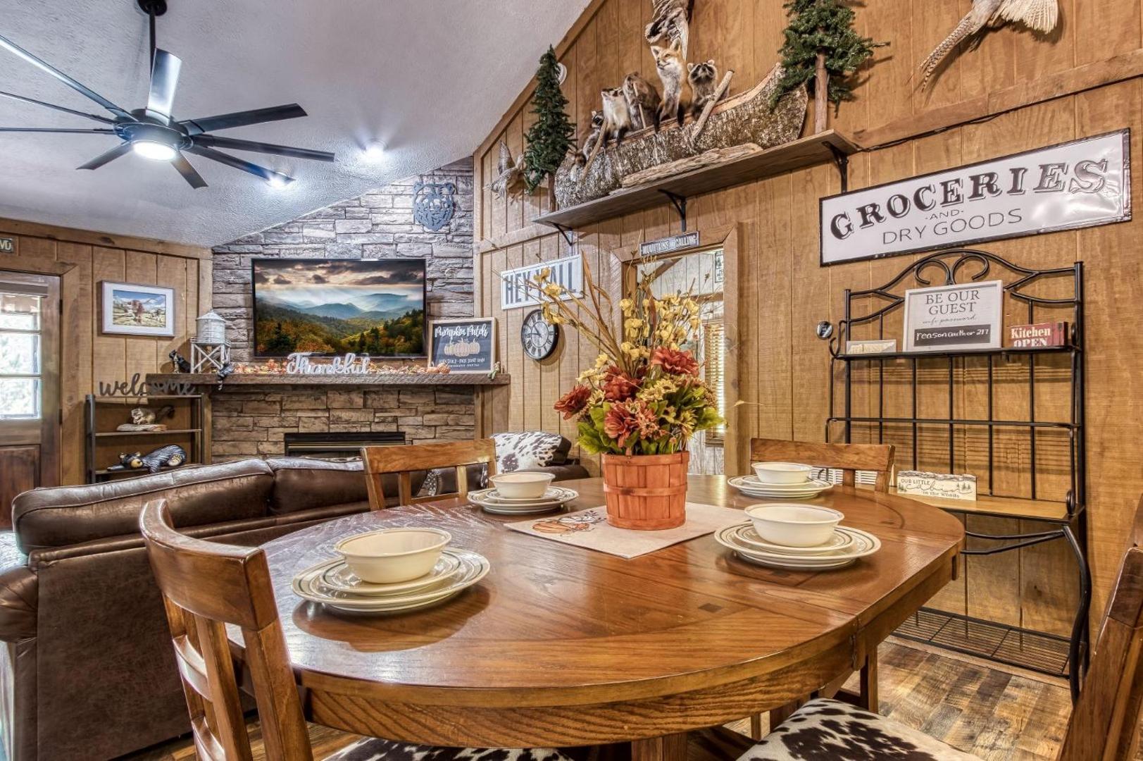 Foto 8: ER26 - Sasquatch Inn - Great Location! Close To Town Resort Pool! cabin